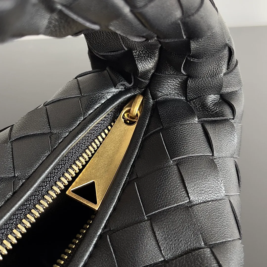 Batch 1120 Bottega veneta͙.——The latest braided and knotted hobo🔥 The top-grade lambskin leather is very soft, the bag shape is unique, practical and durable. It retains the traditional weaving elements while being a bit more flamboyant ~ Made of hand-woven sheepskin, zipper opening and closing, curved seamless structure, effortless to match. Highly recommended⚠️⚠️⚠️ The highest-end in the market🌈 Welcome to compare [Factory equipped with full package] size: 23x15x5cm.   Model: 651876